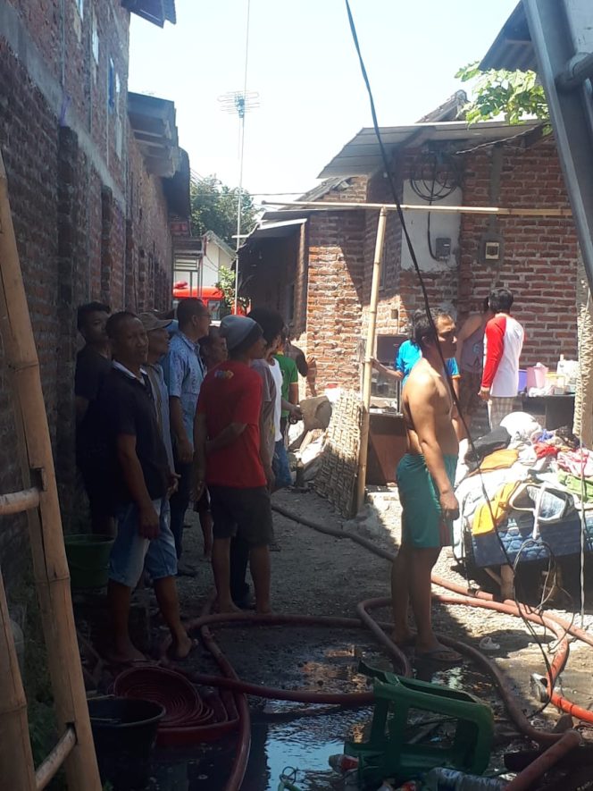 
Diduga Konslet Listrik Sebuah Rumah Warga Terbakar di Sidoarjo