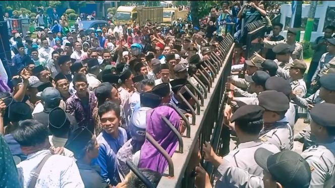 
Cakadesnya Tidak Lolos, Ratusan Warga Juruan Laok Kepung DPRD Sumenep