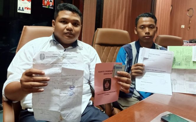 
Ijazahnya Ditahan Sekolah Karena Nunggak, Pelajar Surabaya Ngadu ke PDIP