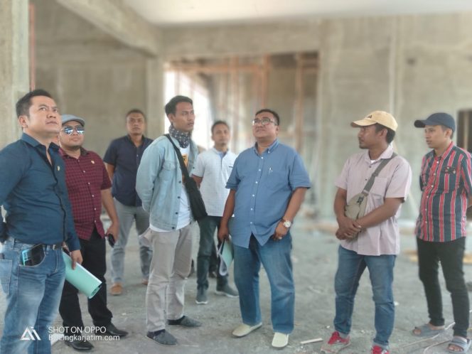 
Sidak Proyek Gedung Dekranasda Sampang, Legislatif Temukan Progres Pembangunan Lelet