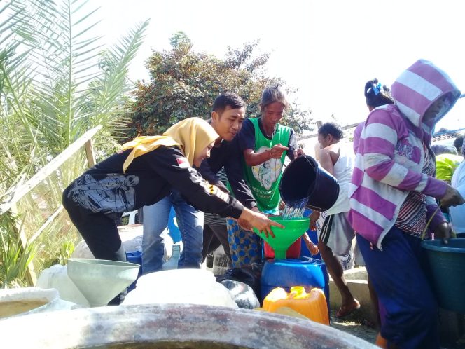 
Wartawan dan Anak Motor  Bantu Air Bersih ke Dusun Palasah Pamekasan
