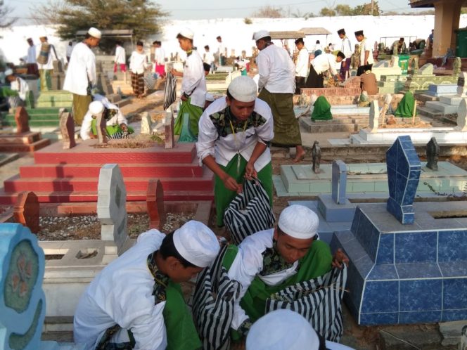 
HSN, Santri Sumenep Bersih-bersih Makam Para Raja Asta Tinggi