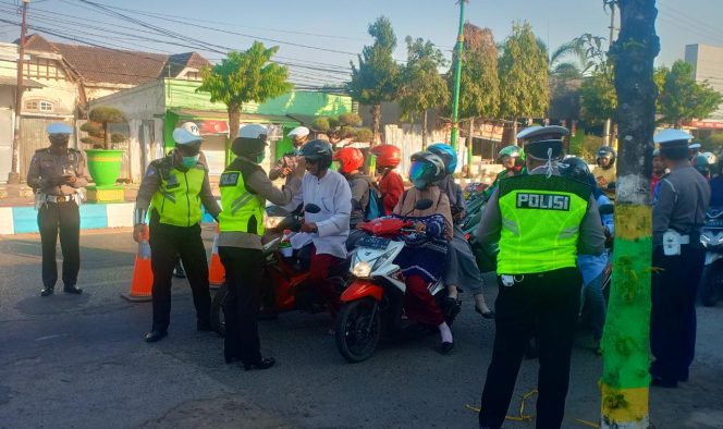 
Satlantas Polres Sumenep Melaksanakan Razia Kendaraan di Jl. Trunojoyo Sumenep