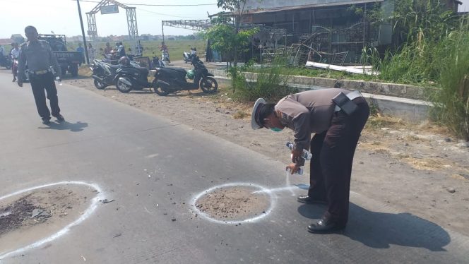 
Dump Truk Seruduk Sepeda Motor di Sidoarjo, Dua Orang Tewas