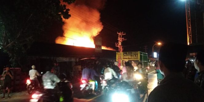 
Breaking News: Pasar Tanah Merah Bangkalan Dilalap Api