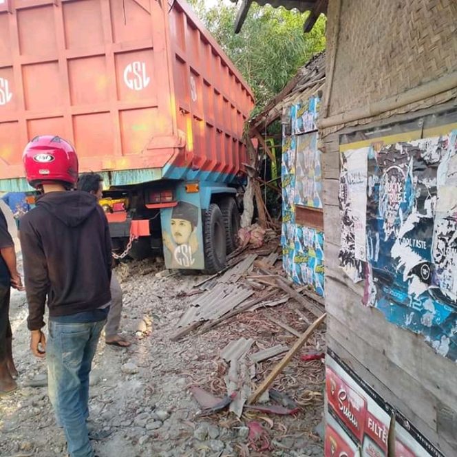 
Dump Truck Seruduk Warung di Gresik, Pasutri Tewas Terjepit Ban