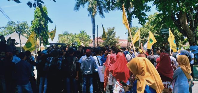 
Diduga Ada Pemukulan oleh Oknum Polisi, Demonstrasi PMII Sumenep Sempat Ricuh