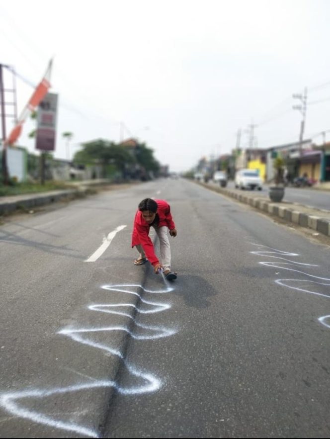 
9 Pengendara Celaka, IPNU Gresik Tandai Jalan Rusak Dengan Pilox