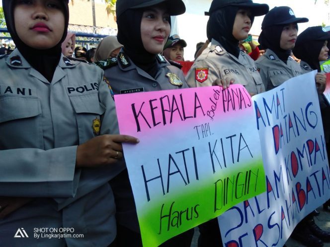 
Perang Poster, Ini Cara Polwan Cantik di Sampang Hadapi Demonstran