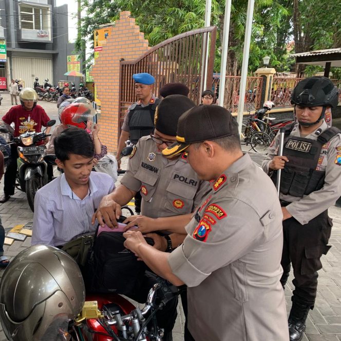 
Pasca Tragedi Bom di Mapolrestabes Medan, Polresta Sidoarjo Perketat Pengamanan