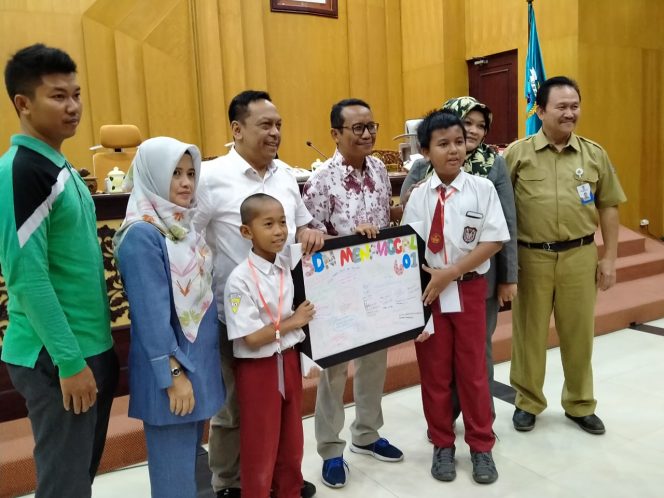 
Kunjungi DPRD Surabaya, Pelajar SD Minta Datangkan Blackpink