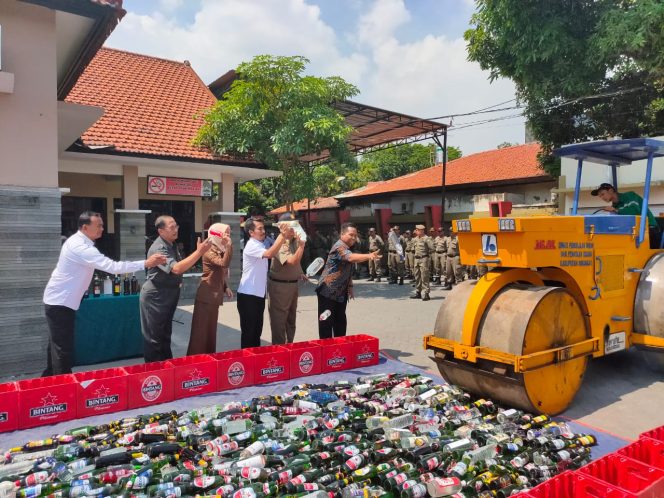 
Ribuan Botol Miras Dimusnahkan