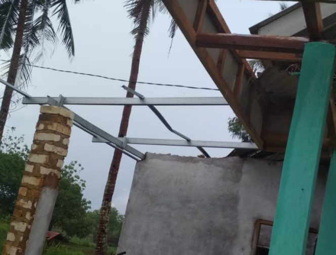 
Puting Beliung Hancurkan Puluhan Rumah di Basoka Sumenep