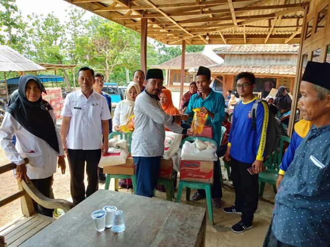 
Pemkab Bangkalan Serahkan Bantuan kepada Korban Angin Kencang Desa Tlageh