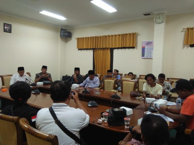 
Camat Kota Sampang Mangkir, Ketua Komisi I: Kami Kirim Surat Resmi ke Bupati Tapi Tak Digubris