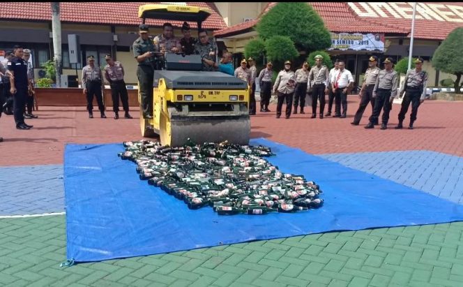 
Jelang Nataru, Polres Sumenep Musnahkan Ratusan Botol Miras