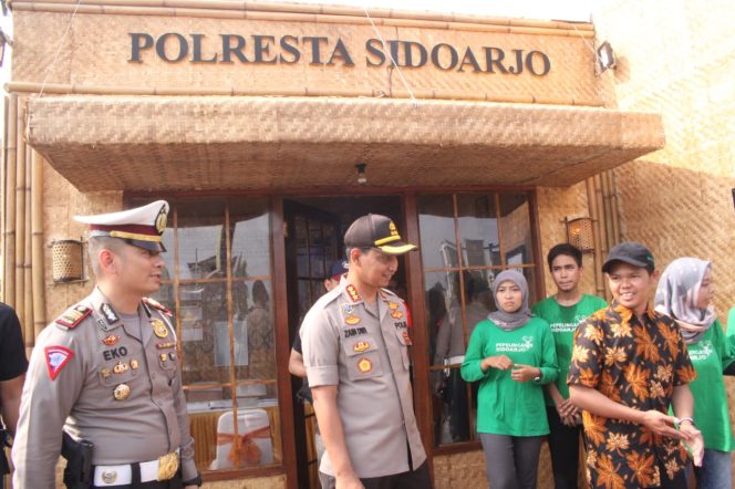 
Jelang Nataru, Polisi Sidoarjo Bangun Pos Ramah Lingkungan