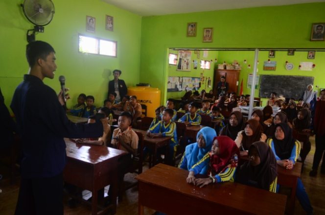 
Pengabdian Masyarakat di Padangdangan, Mahasiswa UTM Buat Terobosan Baru Untuk Cinta Menanam