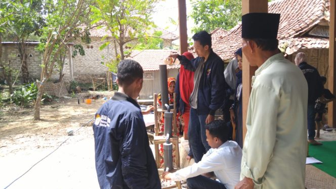 
Mahasiswa UTM Beri Solusi Atasi Krisis Pakan Ternak dan Air Bersih Pada Warga Batorasang