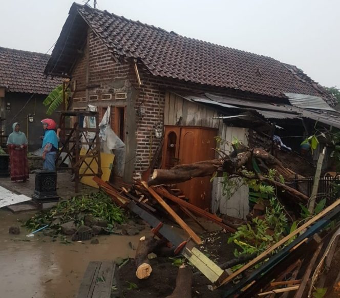
Puting Beliung Porak Porandakan Rumah Warga Dua Desa di Sidoarjo
