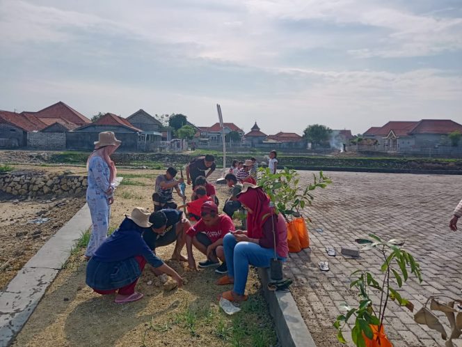 
Bersama Disperhut Sampang, Mahasiswa UTM Lakukan Reboisasi di Desa Ragung