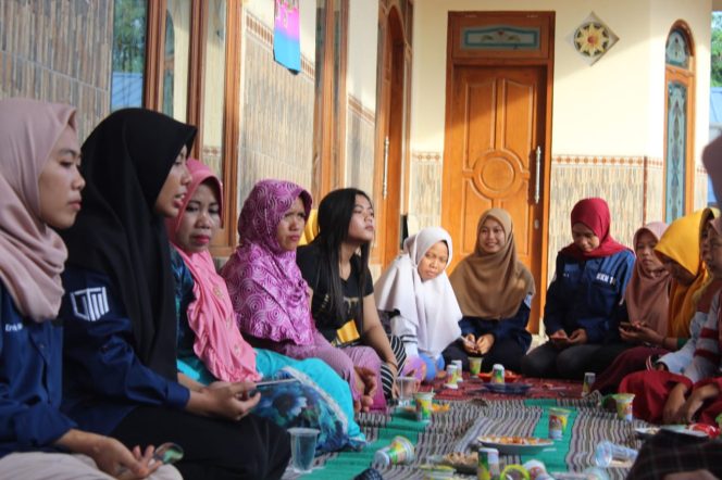 
Pengabdian Masyarakat di Desa Pocong, Mahasiswa UTM Olah Singkong Jadi Nugget