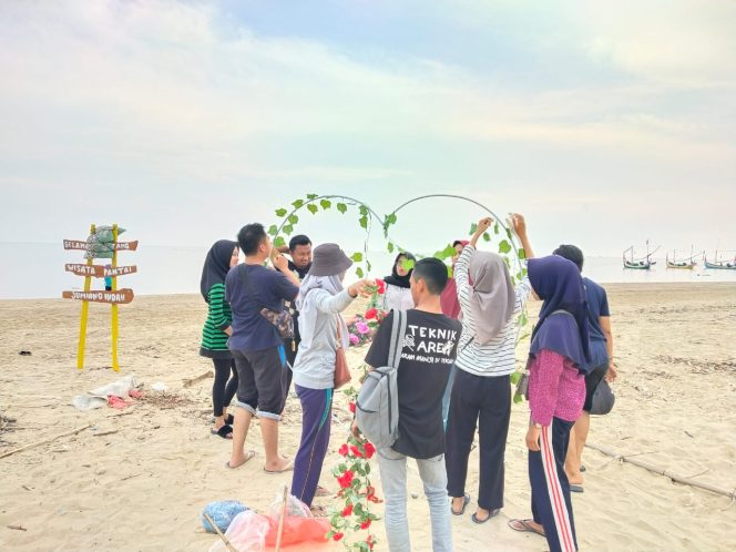 
Pengabdian Masyarakat, Mahasiswa UTM Kembangkan Pariwisata Pantai Jumiang