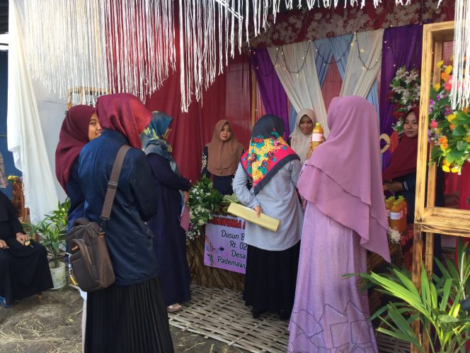 
Pengabdian Masyarakat di Desa Bunder, Mahasiswa UTM Kembangkan UKM Masyarakat Melalui Bazar Pesta Rakyat