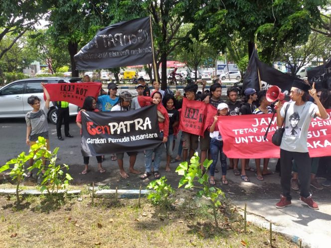 
Massa Pro Sekda Gresik, Unjuk Rasa di Pengadilan Tipikor