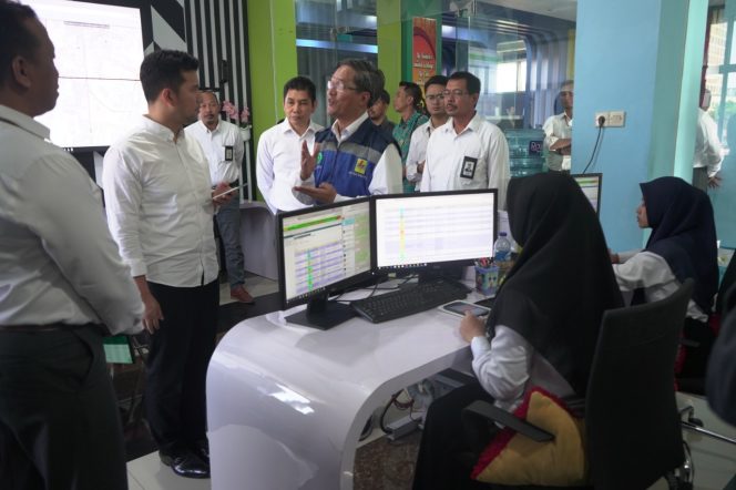 
Kunjungi PLN, Emil Dardak Beri Dukungan untuk Pemulihan Listrik Surabaya-Sidoarjo