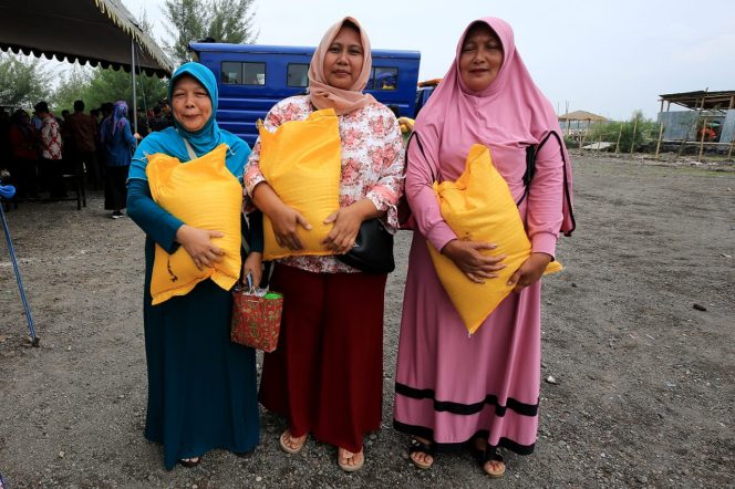 
Dilarang untuk Melaut, Risma Berikan Bantuan Beras kepada Nelayan Surabaya