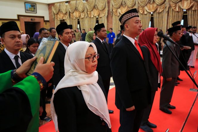 
Jelang Akhir Jabatan, Risma Mutasi 77 Pejabat Pemkot Surabaya