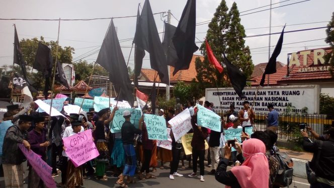 
Santri Demo BPN Bangkalan: Sebut BPN Sarang Maling Tanah