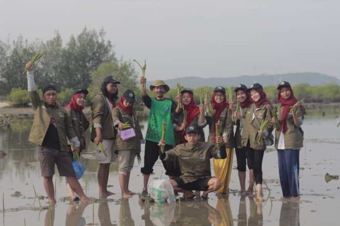 
Pengabdian Masyarakat, Mahasiswa UTM Tanam 1000 Mangrove di Pesisir Sepuluh