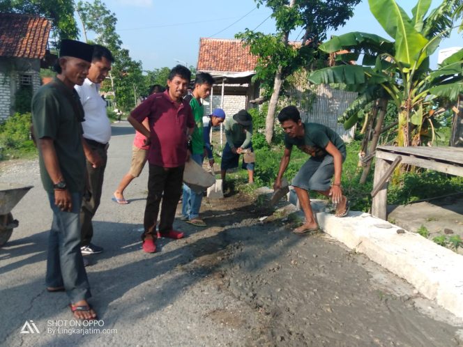 
Dana Desa 2020 Belum Turun, Kades Pacangga’an Sampang Gotong Royong Lebarkan Bahu Jalan Desa