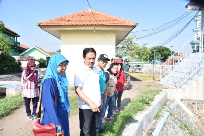 
Plt Bupati Sidoarjo Tinjau Sungai Sumput Yang Dipenuhi Busa