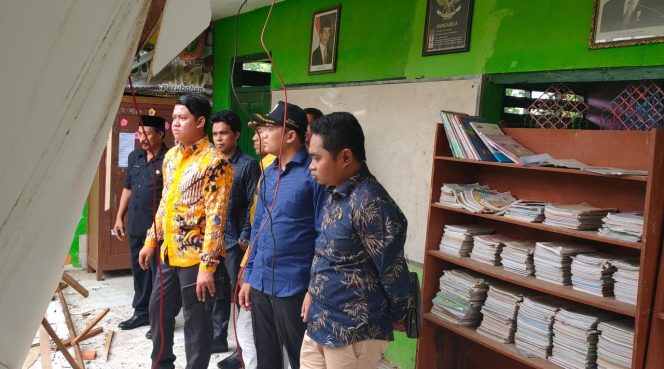 
Inspeksi ke SDN II Samaran yang Ambruk, DPRD Sampang Minta CV. Hikmah Jaya Bertanggung Jawab