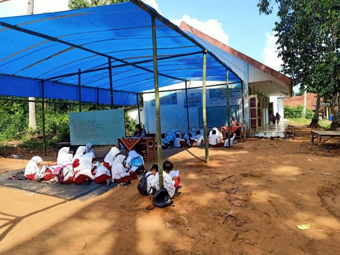 
Balada Siswa SDN Mandung 1 Belajar di Bawah Tenda Darurat