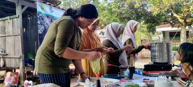 
Abdimas Mahasiswa UTM, Latih Warga Tanjung Bumi Manfaatkan Potensi Lokal Daun Kelor Menjadi Brownies dan Mie
