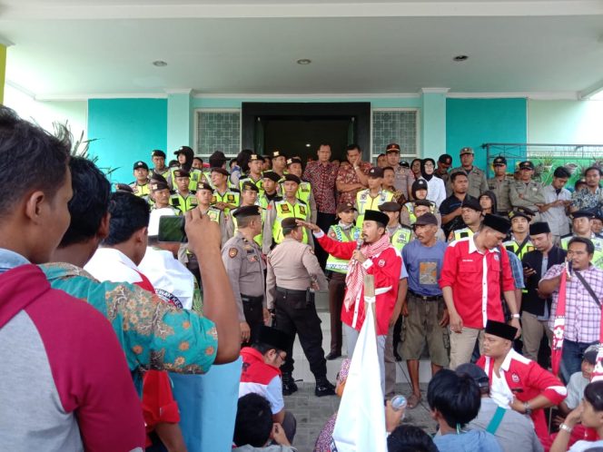 
Puluhan Ribu Peserta PBID Dihapus, DKR Demo Dinkes Bangkalan