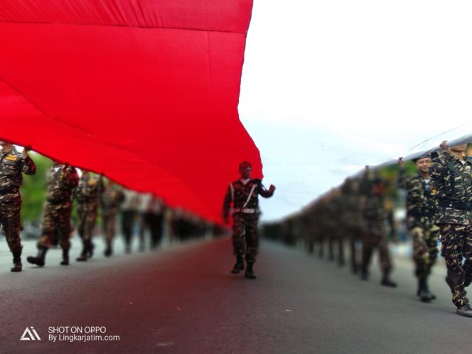 
Parade Kebangsaan, Ribuan Warga Sampang Kirab Bendera 500 Meter