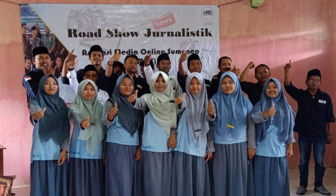 
Siswa MA Maslahatul Hidayah Sumenep Belajar Jadi Wartawan