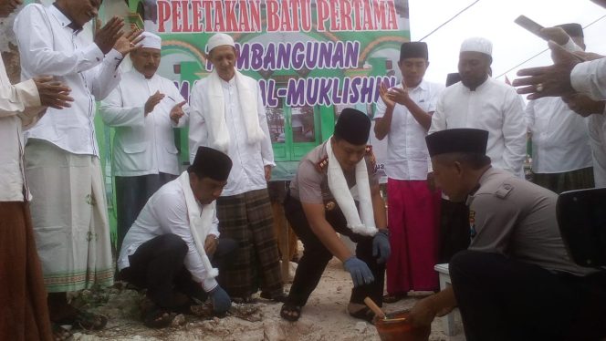 
Anggota DPRD Jatim dan Polres Bangkalan Siap Bantu Pembangunan Masjid Nilam