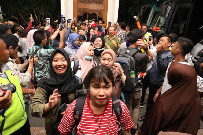 
Tiba di Jatim, Khofifah Pastikan Mahasiswa yang Pulang dari Wuhan Sehat