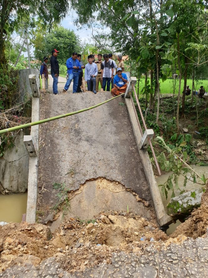
Diterjang Banjir, Jembatan di Desa Candi Burung Ambruk