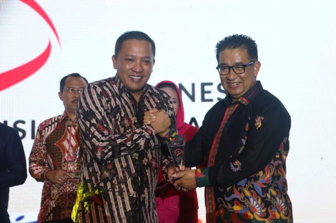 
Bangun Program Terintegrasi, Bupati Sampang Raih Penghargaan Visionary Leader Presentation