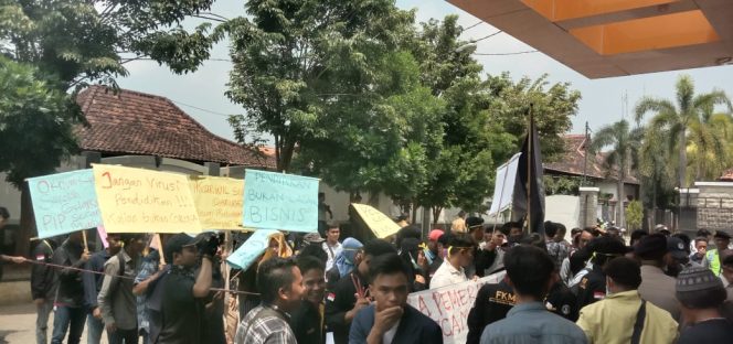 
FKMG Demo Disdik Bangkalan, Tuntut Korwil dan Kepala Sekolah di Kecamatan Geger Dipecat