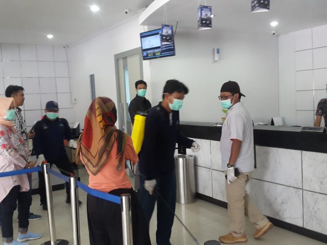
Aksi Satgas Covid-19 Bangkalan, Semprotkan Cairan Desinfektan Penangkal Corona
