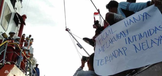 
Warga Sampang Gelar Demonstrasi Laut, Desak HCML Berhenti Beroperasi
