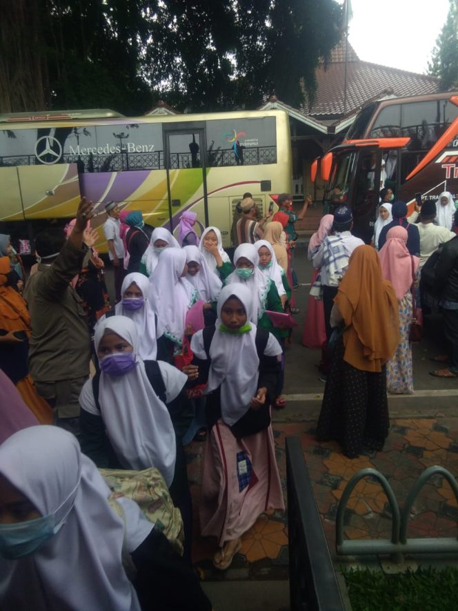 
Dipulangkan Lebih Awal,  Santri Tambakberas Asal Gresik Diperiksa Suhu Badan